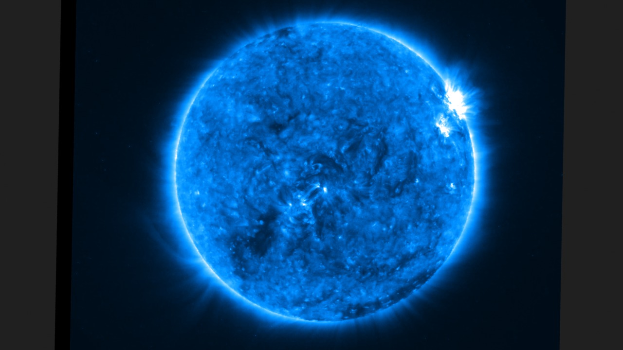 This is a movie of the Sun in 171 &#197;ngstrom ultraviolet light. The time frame is late January, 2007