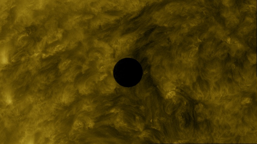 Full disk and tracking view from AIA 171 &ampAring;ngstroms.